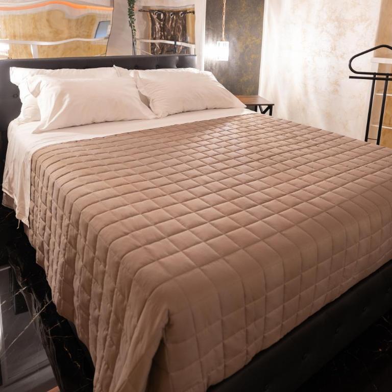 Midnight Suite - One-Bedroom House - 4
