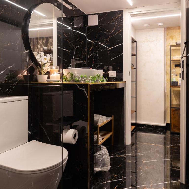 Midnight Suite - One-Bedroom House - 5