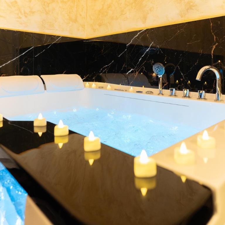 Midnight Suite - One-Bedroom House - 6