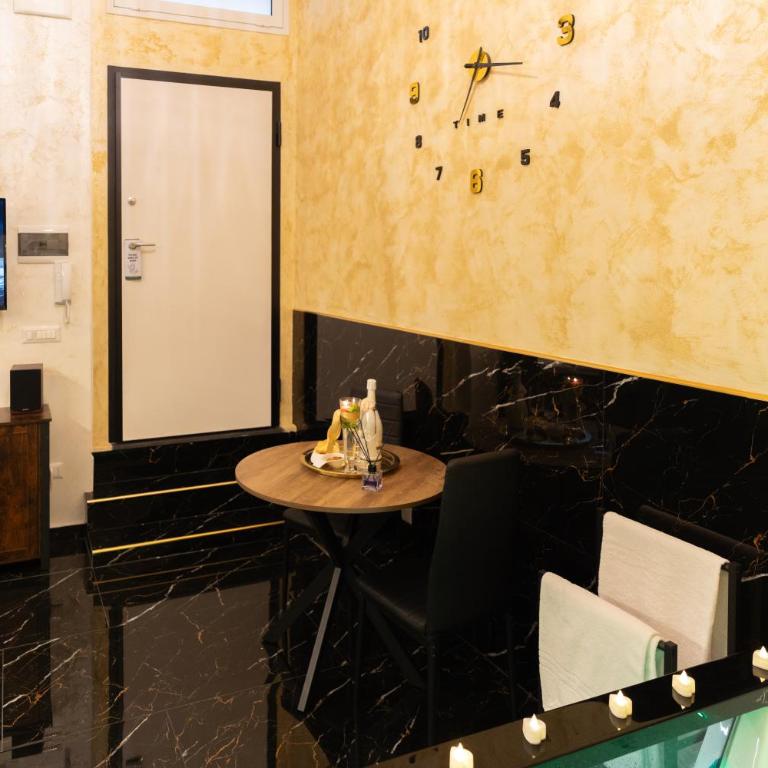 Midnight Suite - One-Bedroom House - 7