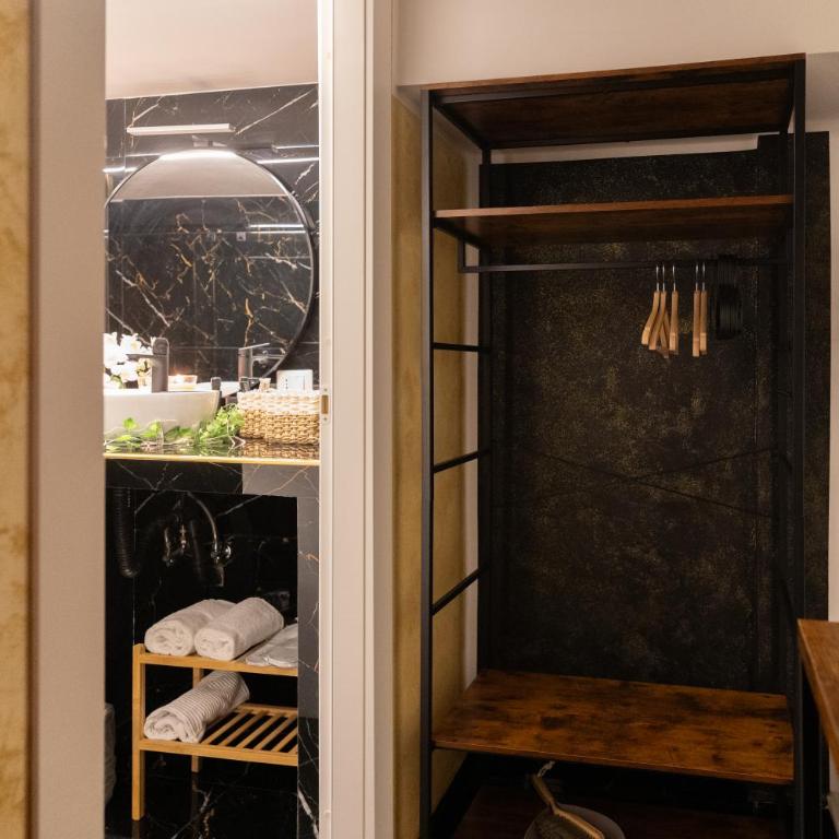 Midnight Suite - One-Bedroom House - 10