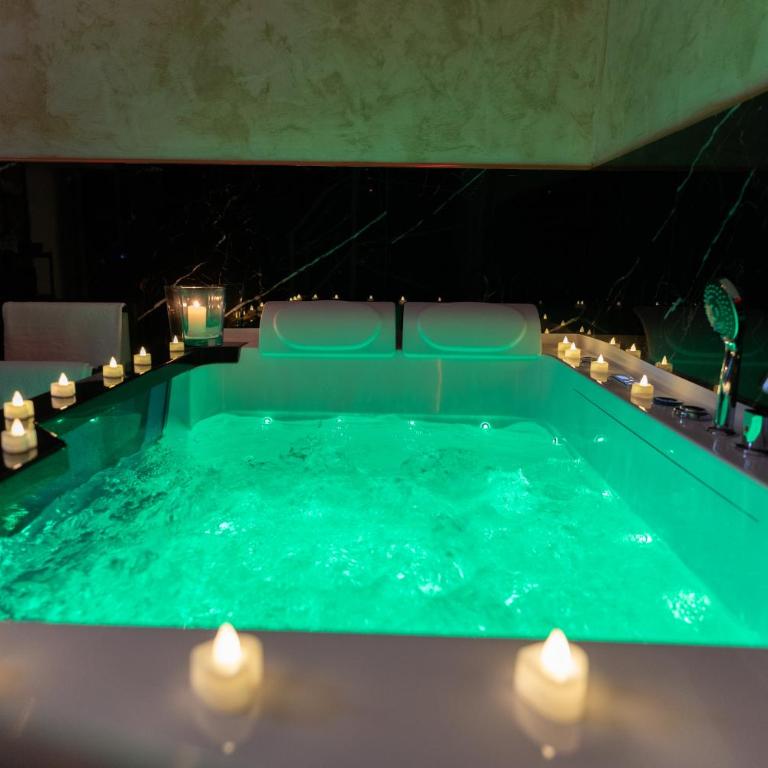 Midnight Suite - One-Bedroom House - 18