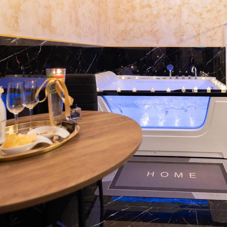 Midnight Suite - One-Bedroom House - 17