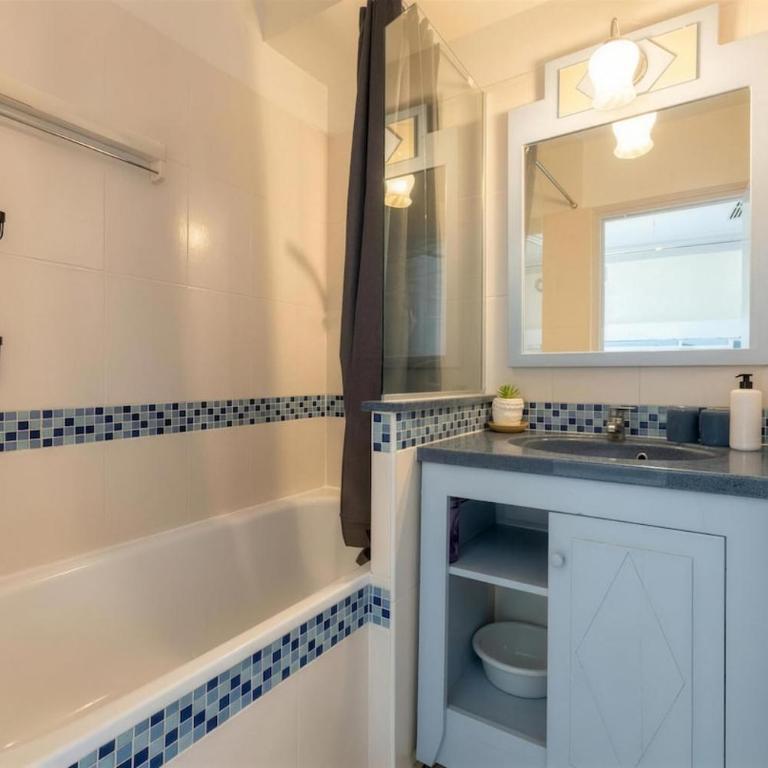Apartment - Beachfront - Swimming pool - Garage - Tennis - One-Bedroom Apartment - 10