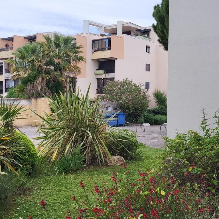 Un Jardin à 200m Plage et Commerces - Apartment - 22