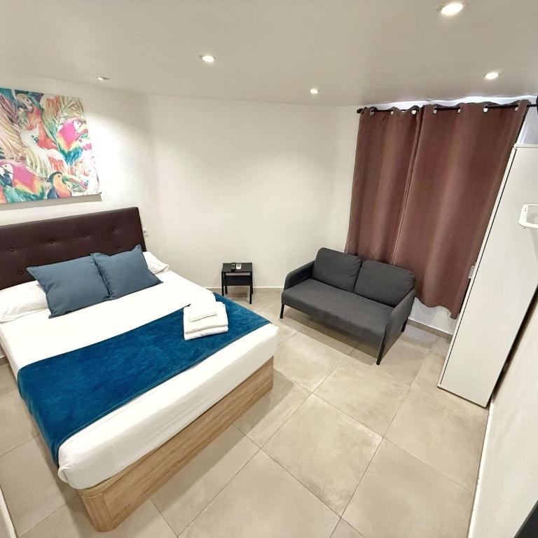 Suites nuevas con baño privado frente al metro st MWC Barcelona-FIRA - Habitación Doble con baño privado - 1