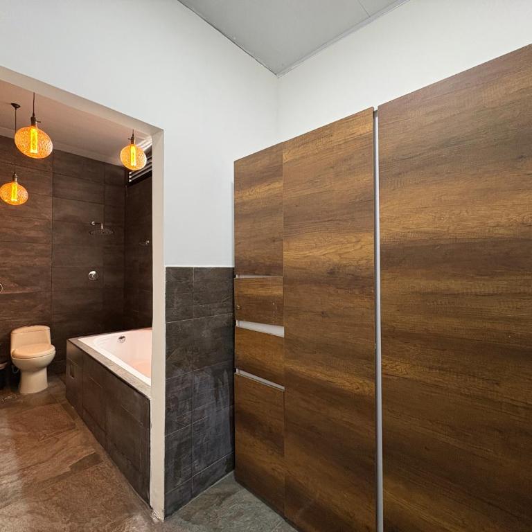 M12. Casa Amplia para Grupos con Gran Zona Exterior - Five-Bedroom House - 8