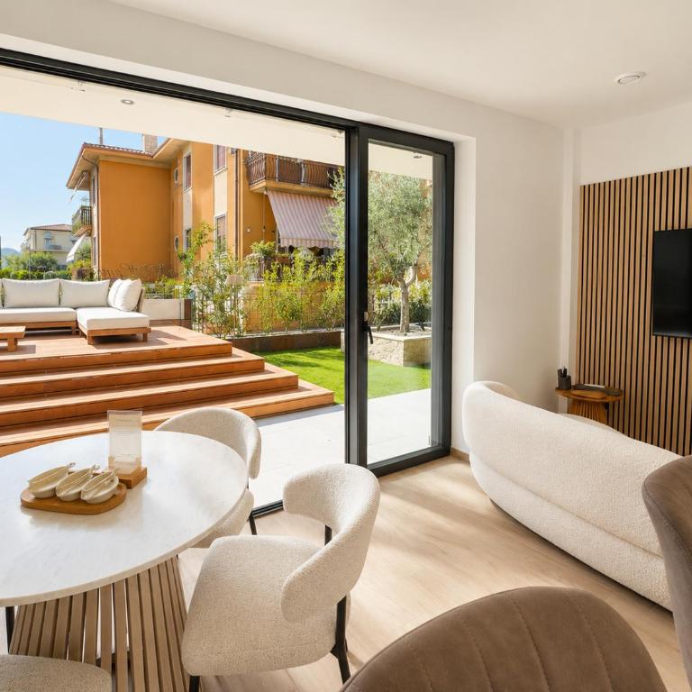SalvatoreHomes - Casa Jasmina - Ultra Luxury Apartment in the Heart of Bardolino with Dream Garden & Direct Infinity Pool Access - Apartment mit 2 Schlafzimmern und Poolblick - 6