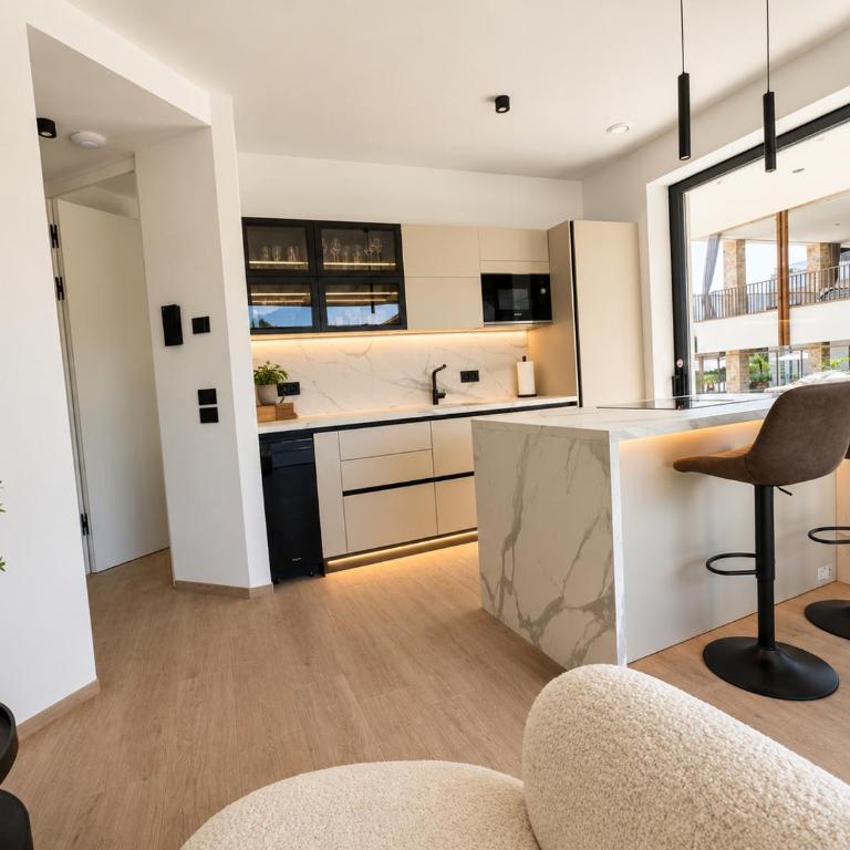 SalvatoreHomes - Casa Jasmina - Ultra Luxury Apartment in the Heart of Bardolino with Dream Garden & Direct Infinity Pool Access - Apartment mit 2 Schlafzimmern und Poolblick - 7