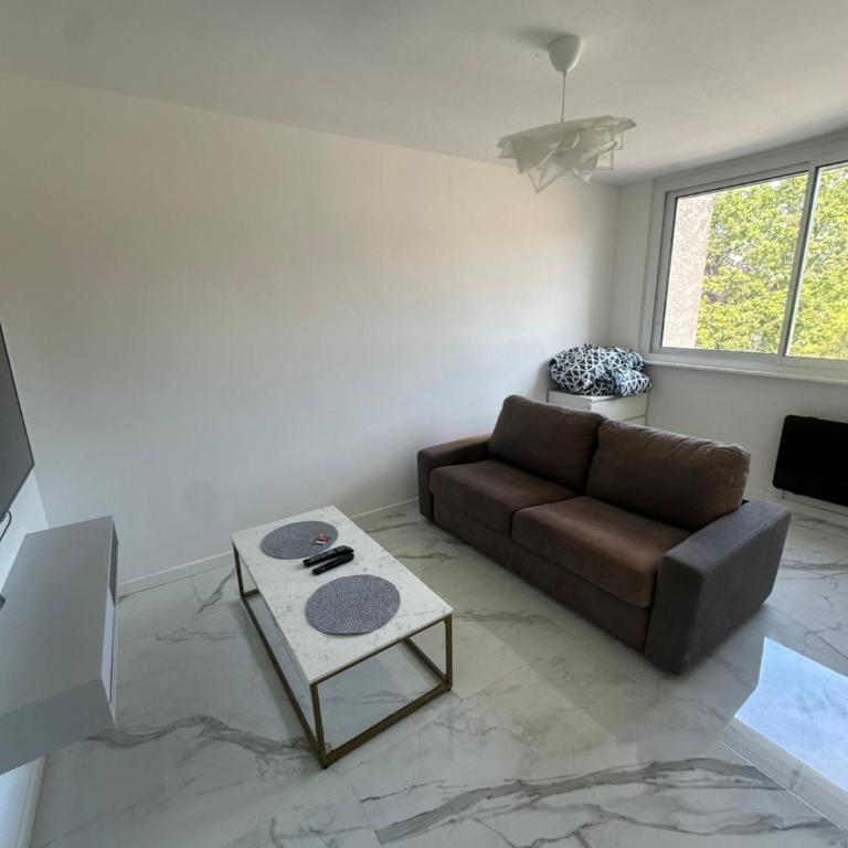 Isidore - One-Bedroom Apartment - 7