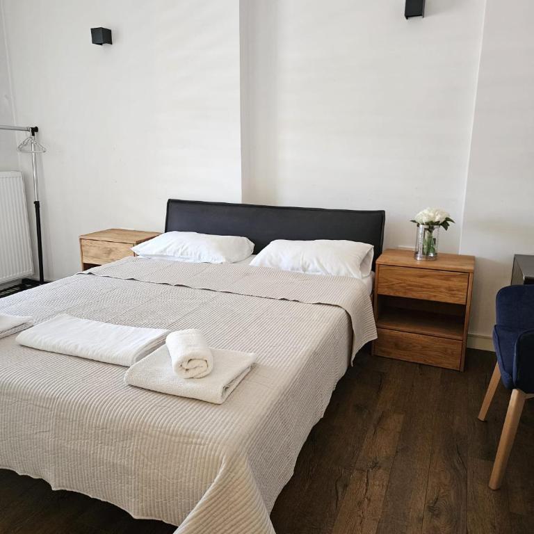 Golden Stay Sarajevo - Apartman sa Balkonom - 5