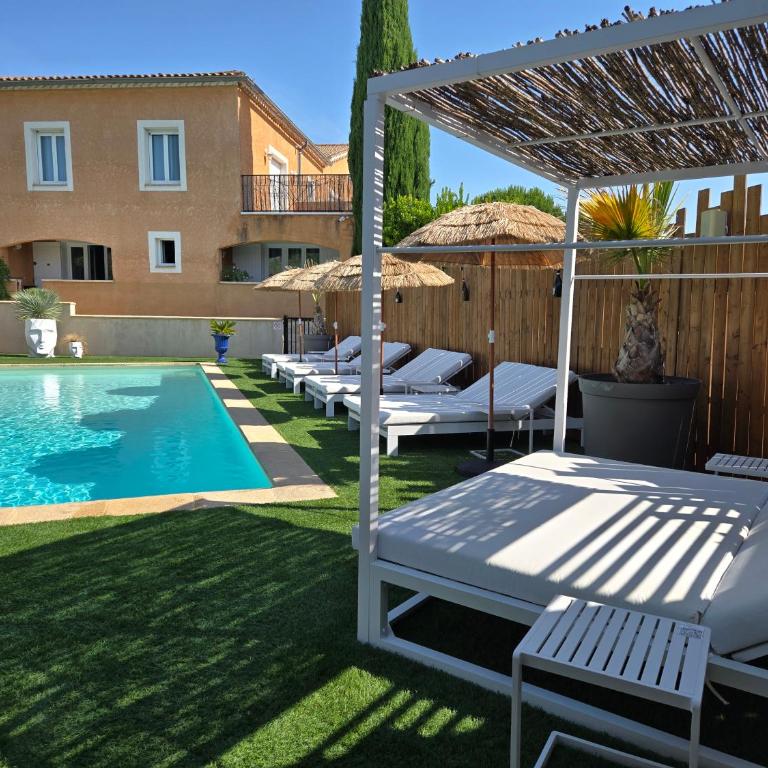 Hôtel Le SAINT-GENIÈS - Chambre Lit King-Size - Vue sur Piscine - 1