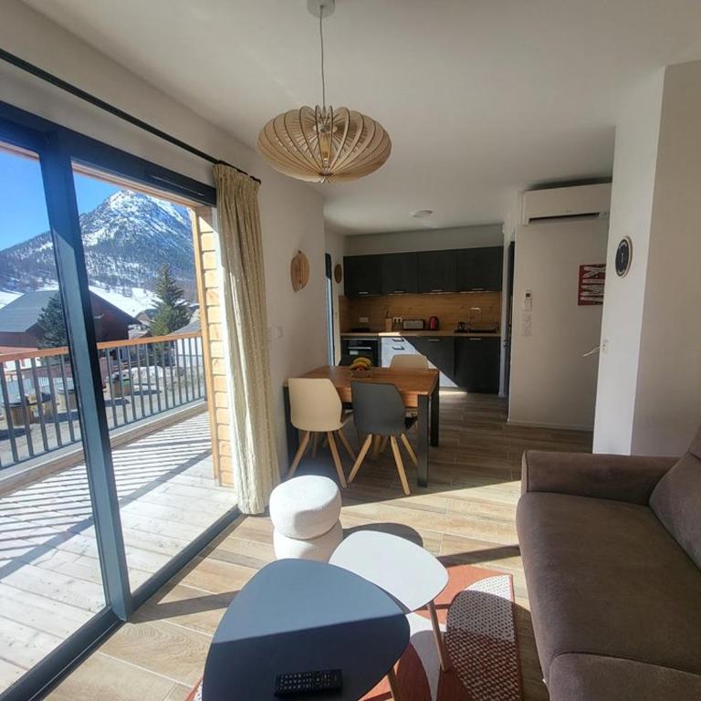Bel appartement Chaberton avec parking couvert - Two-Bedroom Apartment with Mountain View - 2