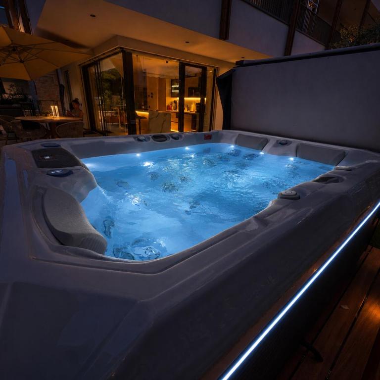 SalvatoreHomes - Casa Sabina - Ultra Luxury Retreat in the Heart of Bardolino with Private Jacuzzi & Infinity Pool Access - Premium Apartment mit 1 Schlafzimmer - 27
