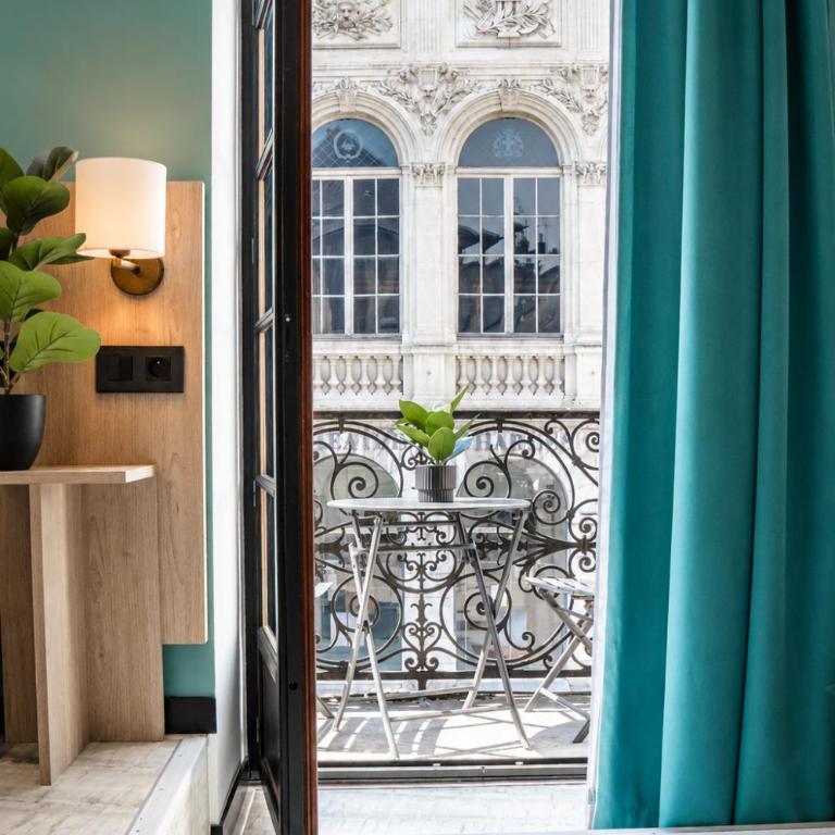 Hôtel des Artistes - Double Room with Balcony - 16