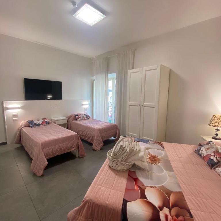 ALBATROS Suites&Rooms - Quadruple Room with Bathroom - 43