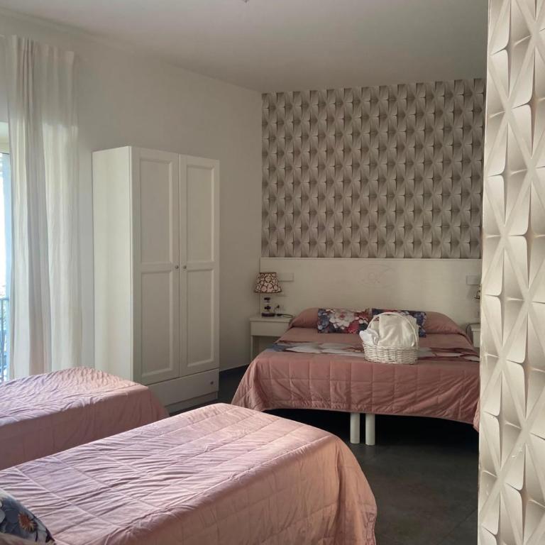 ALBATROS Suites&Rooms - Quadruple Room with Bathroom - 36