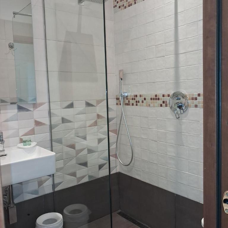 LA LANTERNA DI ANGELO rent rooms and apartments free parking on the street front - Camera Matrimoniale con Bagno Privato - 5