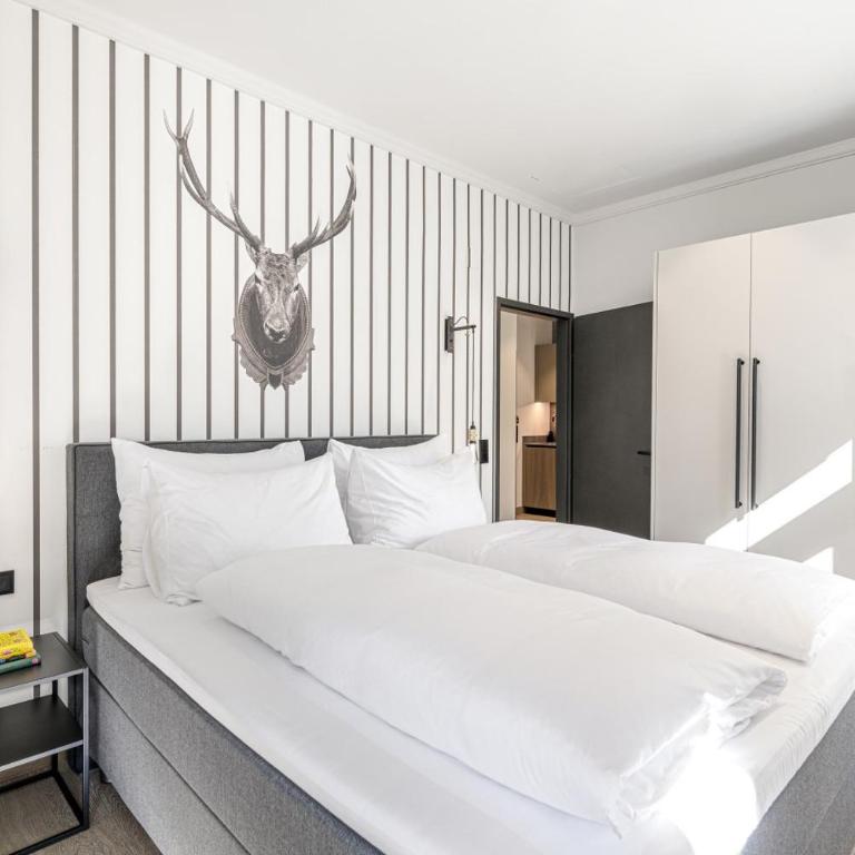 Residenz Boutique Suites - Waterfall-View Suite with Balcony - 2