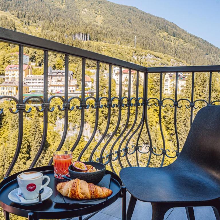 Residenz Boutique Suites - Waterfall-View Suite with Balcony - 17