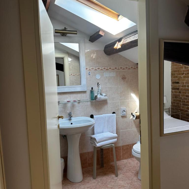 Villa Casanova - Camera Matrimoniale/Doppia con Letti Singoli - Mansarda - 2