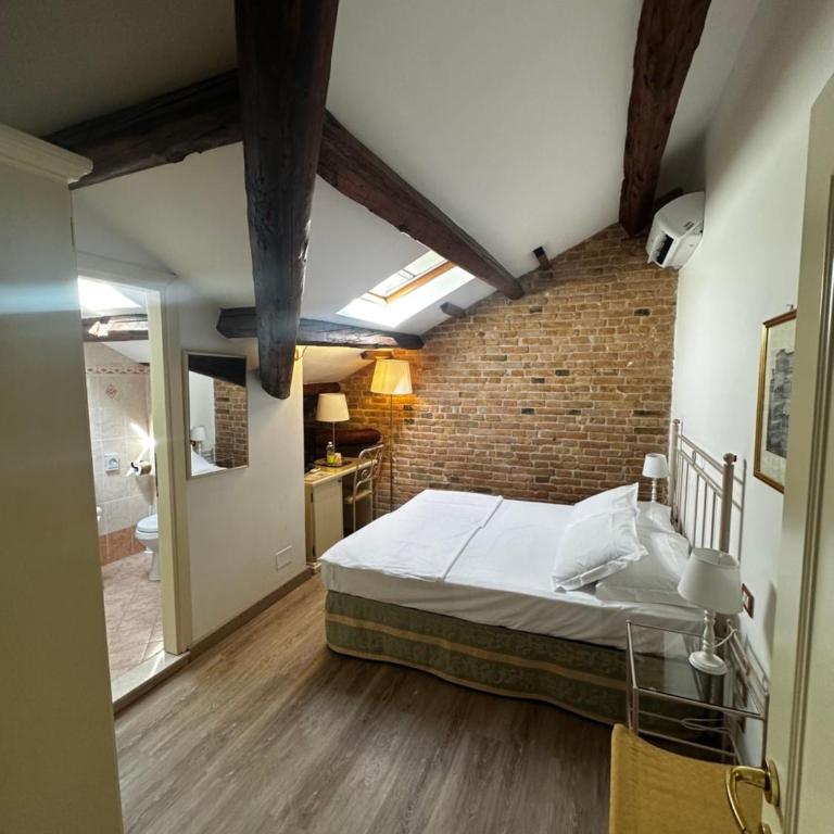 Villa Casanova - Camera Matrimoniale/Doppia con Letti Singoli - Mansarda - 4