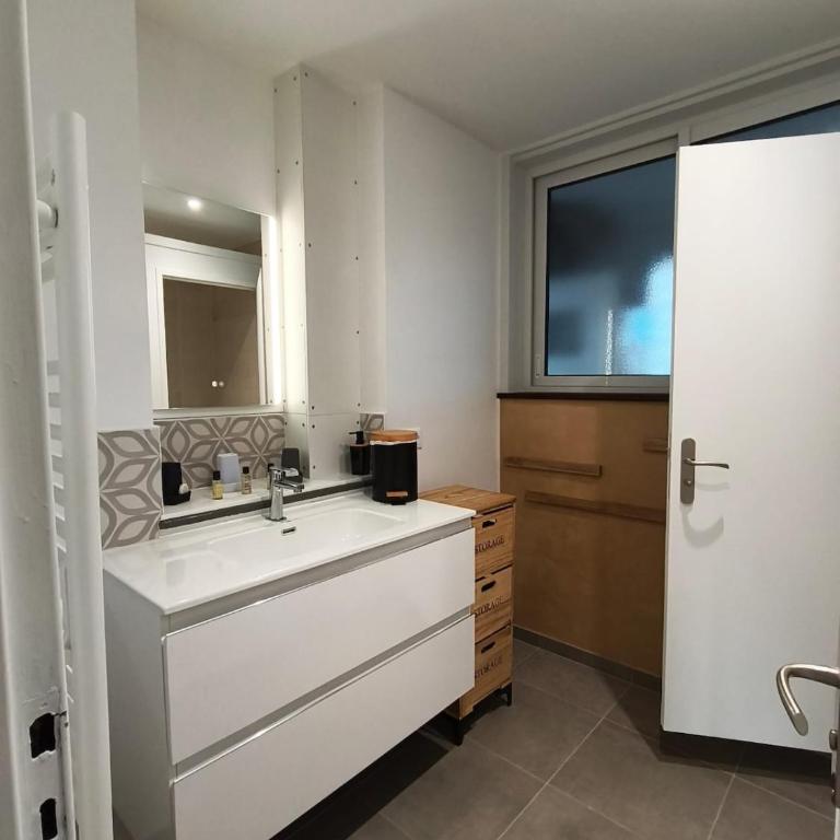 99m2 appartement proche de la mer entièrement rénové 3 chambres - Appartement 3 Chambres - 2