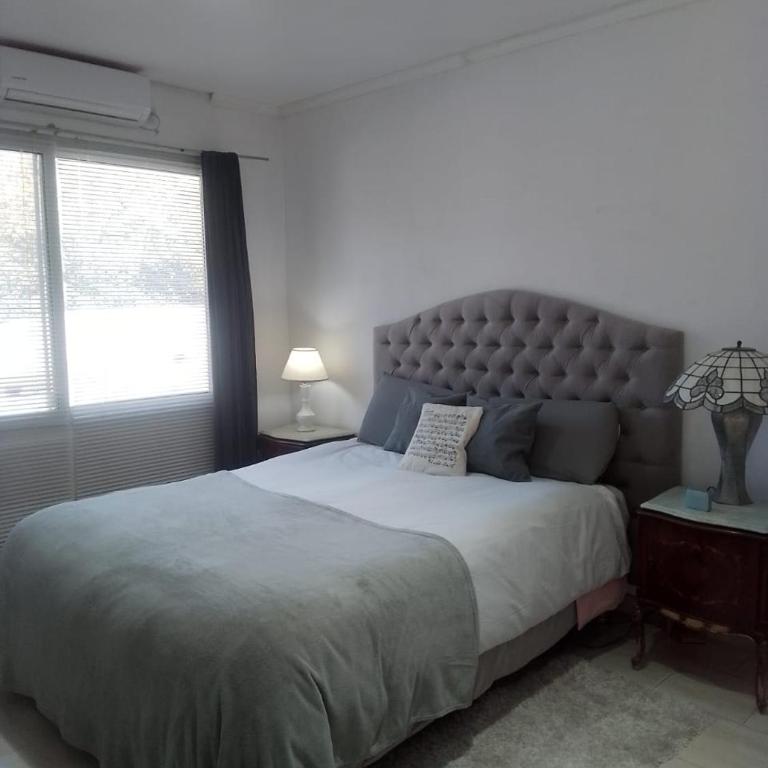 Dormitorio baño privado y cochera Salta - Habitación Doble - 1