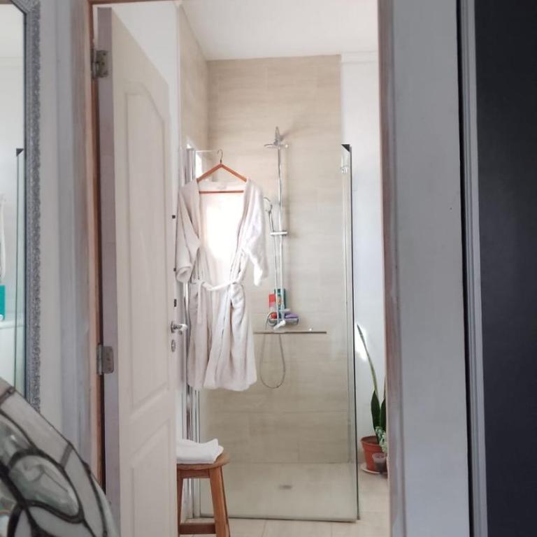 Dormitorio baño privado y cochera Salta - Habitación Doble - 2