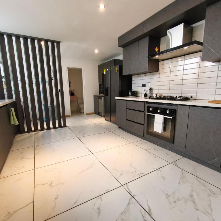 Bright 3BR Oasis 500Mbps WiFi & 24 7 Security - Three-Bedroom Apartment - 5