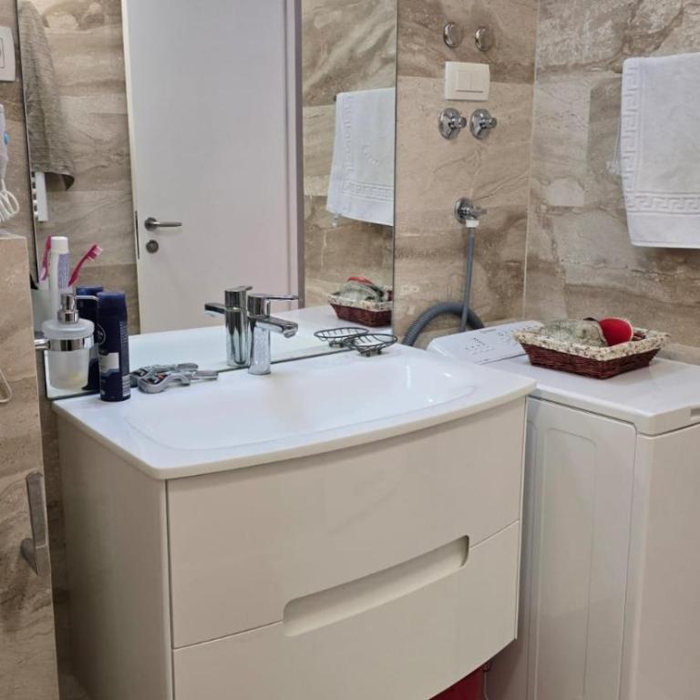 Luxury Montesun Apartments - Apartman s 1 Spavaćom Sobom, Balkonom i Pogledom na More - 1