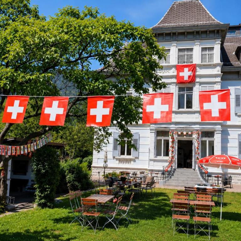 Adventure Hostel Interlaken - Posto Letto in Dormitorio con 6 Letti - 1