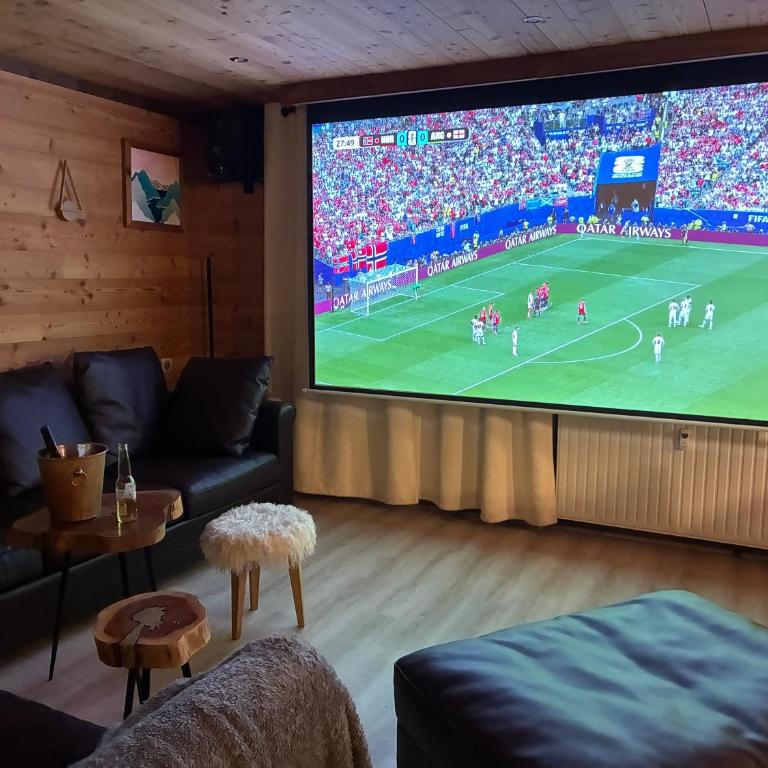 Catered chalet ideal location centre of Alpe d'Huez - 4 en-suite bedrooms - sauna - private home cinema - 10 people - Appartement - 2