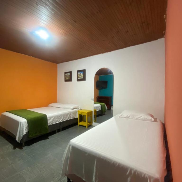 Hostal Arraigo - A 1 calle del Parque Principal - Habitación Doble Económica - 2 camas - 2