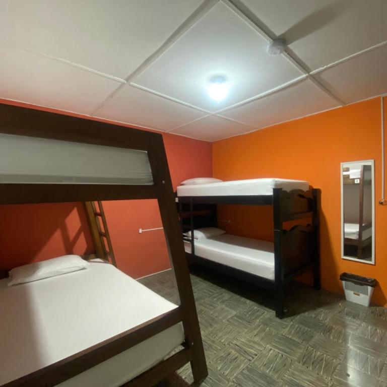 Hostal Arraigo - A 1 calle del Parque Principal - Habitación Familiar - 4