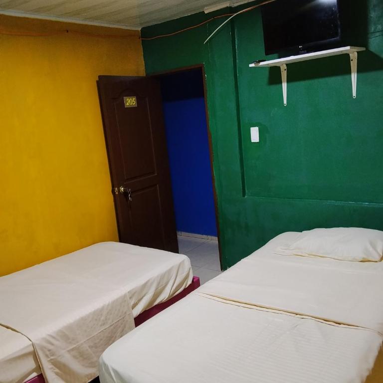 Hospedaje Mundial - Habitación Doble con baño privado - 1 o 2 camas - 2