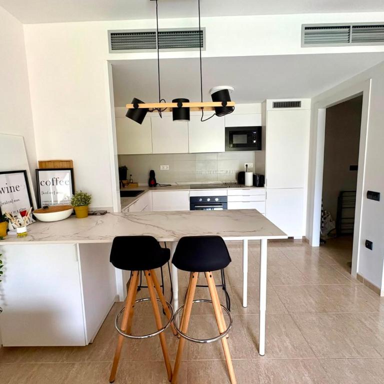 Golden Beach, Pool, and Mountain - Apartamento de 2 dormitorios - 25