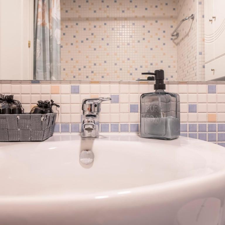 Apartamento Moderno Renovado con Piscina, Gym & Parking – Aeropuerto, IFEMA / Metropolitano by beBalmy - Apartment mit 2 Schlafzimmern - 9