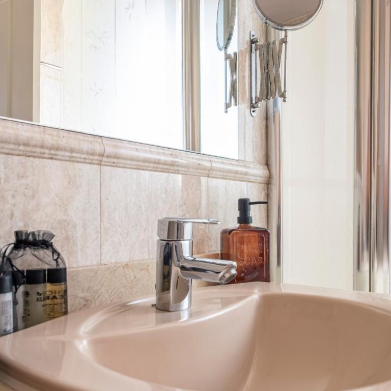 Apartamento Moderno Renovado con Piscina, Gym & Parking – Aeropuerto, IFEMA / Metropolitano by beBalmy - Apartment mit 2 Schlafzimmern - 25