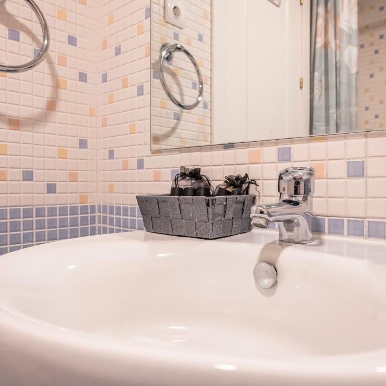 Apartamento Moderno Renovado con Piscina, Gym & Parking – Aeropuerto, IFEMA / Metropolitano by beBalmy - Apartment mit 2 Schlafzimmern - 11