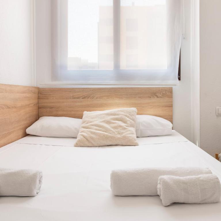 Apartamento Moderno Renovado con Piscina, Gym & Parking – Aeropuerto, IFEMA / Metropolitano by beBalmy - Apartment mit 2 Schlafzimmern - 4