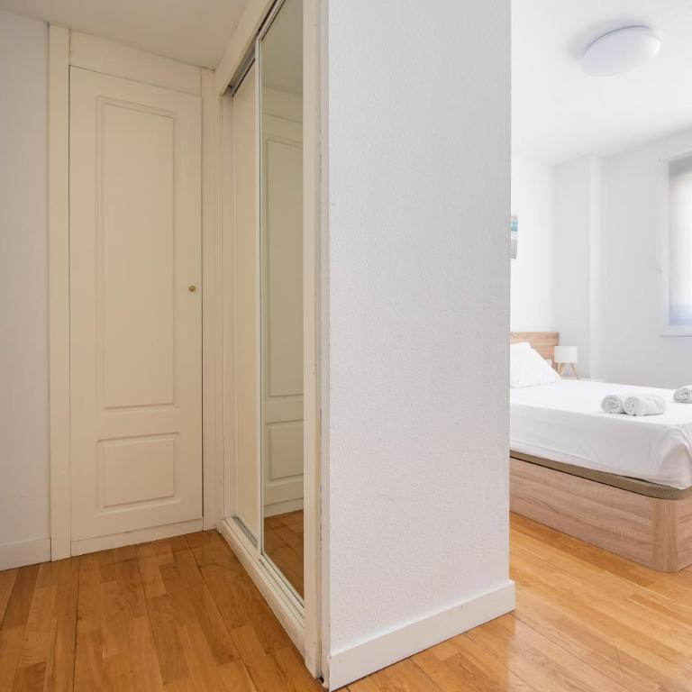 Apartamento Moderno Renovado con Piscina, Gym & Parking – Aeropuerto, IFEMA / Metropolitano by beBalmy - Apartment mit 2 Schlafzimmern - 8