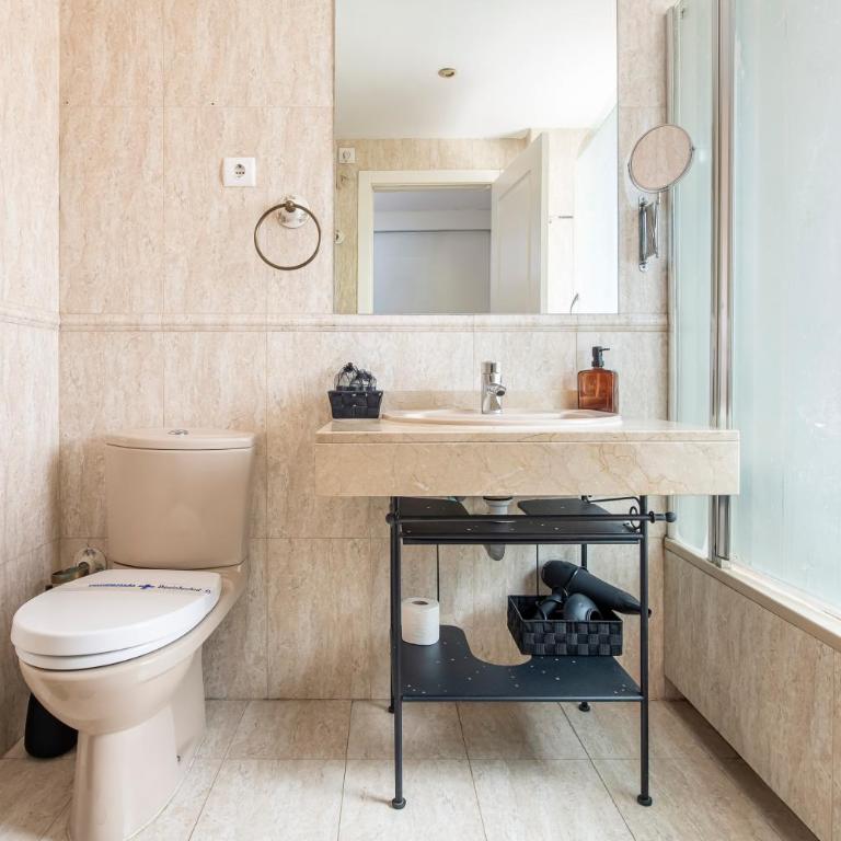 Apartamento Moderno Renovado con Piscina, Gym & Parking – Aeropuerto, IFEMA / Metropolitano by beBalmy - Apartment mit 2 Schlafzimmern - 15