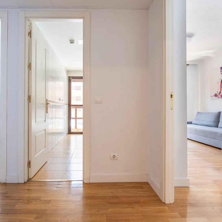 Apartamento Moderno Renovado con Piscina, Gym & Parking – Aeropuerto, IFEMA / Metropolitano by beBalmy - Apartment mit 2 Schlafzimmern - 26