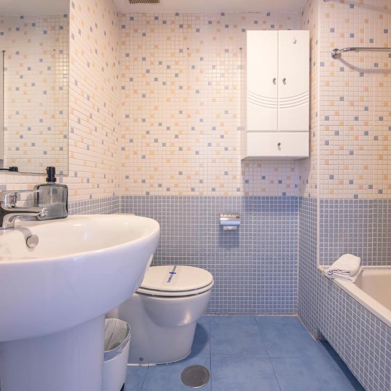 Apartamento Moderno Renovado con Piscina, Gym & Parking – Aeropuerto, IFEMA / Metropolitano by beBalmy - Apartment mit 2 Schlafzimmern - 14