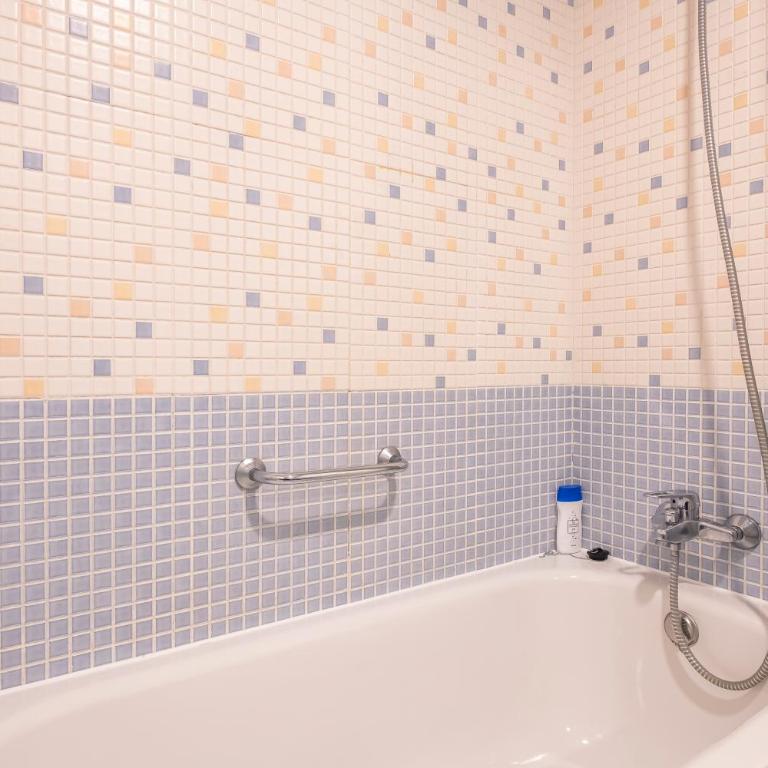 Apartamento Moderno Renovado con Piscina, Gym & Parking – Aeropuerto, IFEMA / Metropolitano by beBalmy - Apartment mit 2 Schlafzimmern - 19