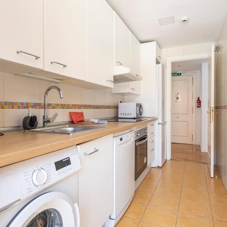Apartamento Moderno Renovado con Piscina, Gym & Parking – Aeropuerto, IFEMA / Metropolitano by beBalmy - Apartment mit 2 Schlafzimmern - 17