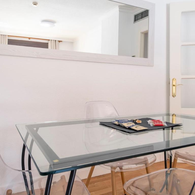 Apartamento Moderno Renovado con Piscina, Gym & Parking – Aeropuerto, IFEMA / Metropolitano by beBalmy - Apartment mit 2 Schlafzimmern - 13