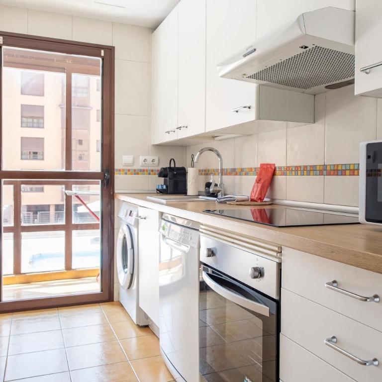Apartamento Moderno Renovado con Piscina, Gym & Parking – Aeropuerto, IFEMA / Metropolitano by beBalmy - Apartment mit 2 Schlafzimmern - 22