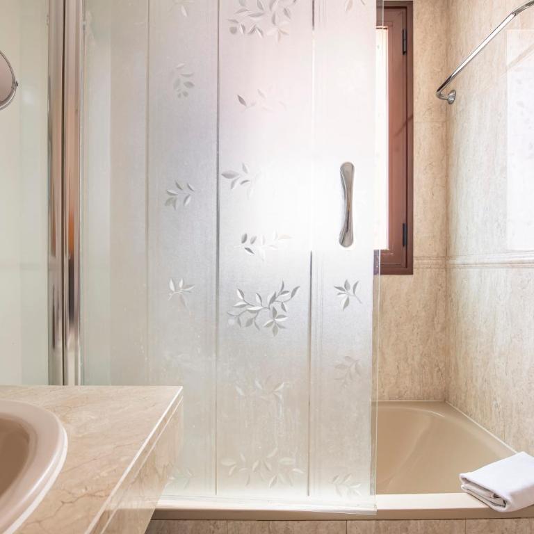 Apartamento Moderno Renovado con Piscina, Gym & Parking – Aeropuerto, IFEMA / Metropolitano by beBalmy - Apartment mit 2 Schlafzimmern - 23